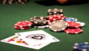 Phân biệt xì tố và Poker: Một số điểm khác nhau về cách chơi