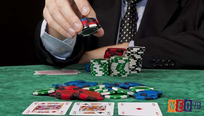 Poker - một trò chơi kỳ diệu đầy kịch tính, nơi tài năng, may mắn và sự đối mặt với thách thức tạo nên cuộc phiêu lưu đáng nhớ trên bàn xanh.